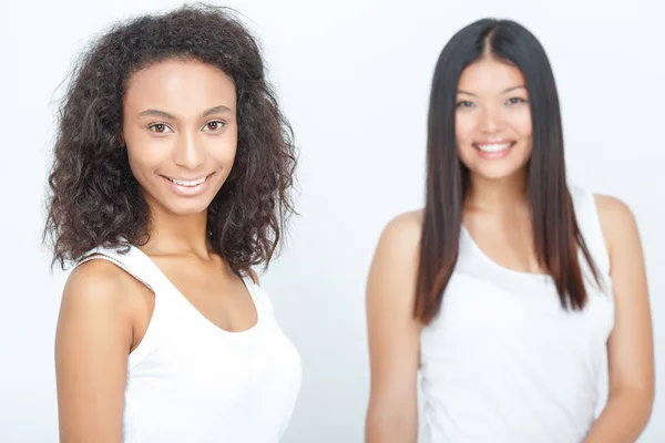 Amigos positivos de pie juntos . — Foto de Stock