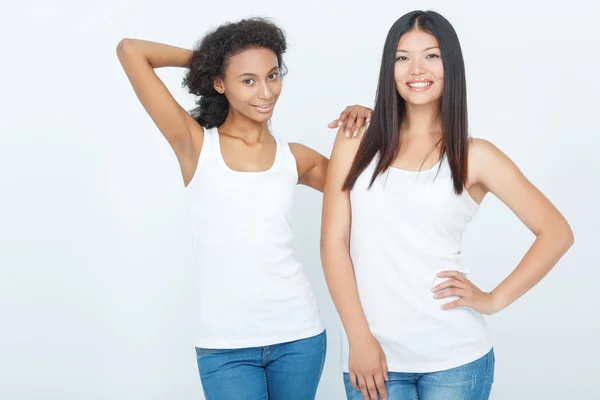 Cintura para arriba de amigos sonrientes . — Foto de Stock