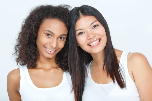 Chicas bonitas que se unen entre sí . — Foto de Stock