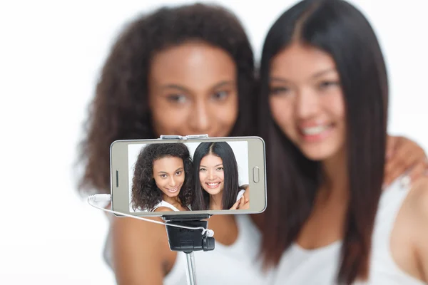 Lachende vrienden maken selfie — Stockfoto