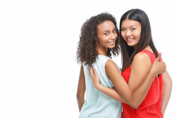 Bonitas señoritas abrazando — Foto de Stock