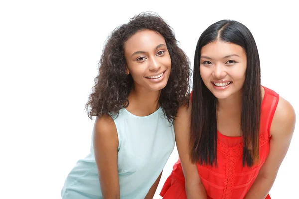 Schöne Freunde, die sich nach vorne lehnen. — Stockfoto