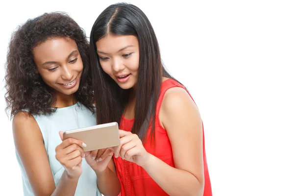 Ragazze piacevoli in possesso di smart phone . — Foto Stock