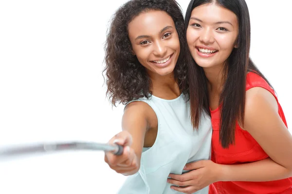 Chicas positivas haciendo fotos — Foto de Stock