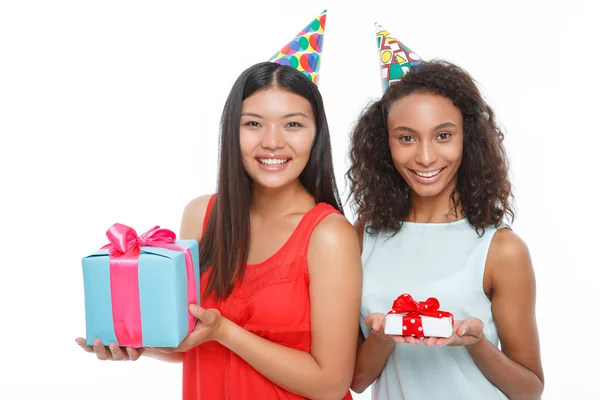 Meninas alegres segurando presentes de aniversário — Fotografia de Stock
