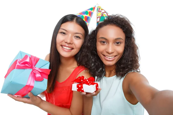 Meninas alegres segurando presentes de aniversário — Fotografia de Stock