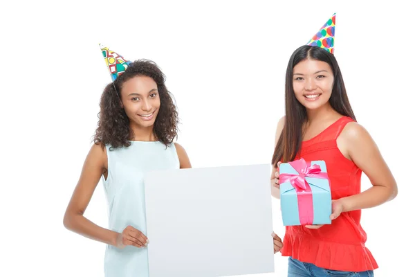 Señoras positivas teniendo fiesta de cumpleaños — Foto de Stock