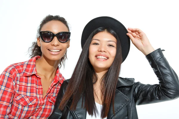 Stijlvolle meisjes die zich voordeed op de camera. — Stockfoto