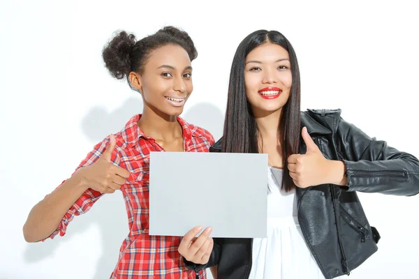 Positiva tjejer hålla papper — Stockfoto