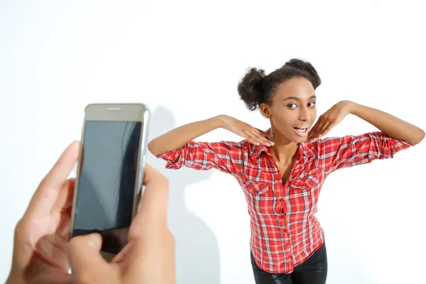 Lachende meisjes nemen van foto 's — Stockfoto