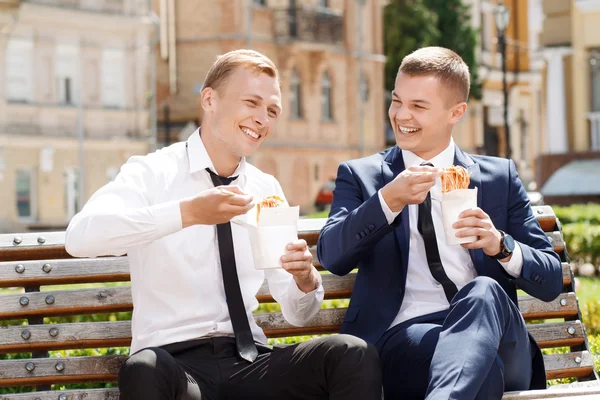 Två stiliga män äta kinesiska nudlar — Stockfoto
