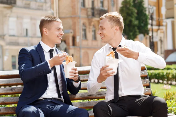 Dos hombres guapos comiendo fideos chinos —  Fotos de Stock