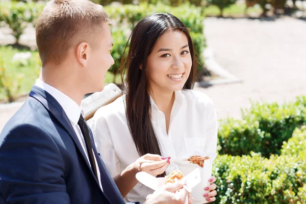 Man en vrouw tijdens de lunch pauze in park — Stockfoto