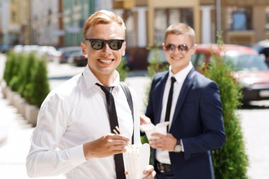 iki işadamı Çin fast food ayakta 