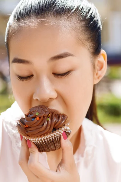 Primer plano de la mujer con cupcake — Foto de Stock