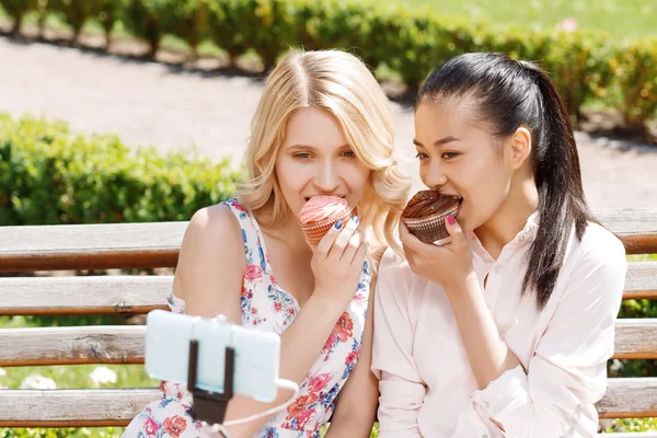 Two girlfriends doing selfie with cupcakes — Stock Photo, Image
