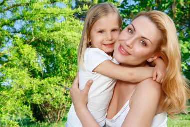 kızı parkta tutan anne 