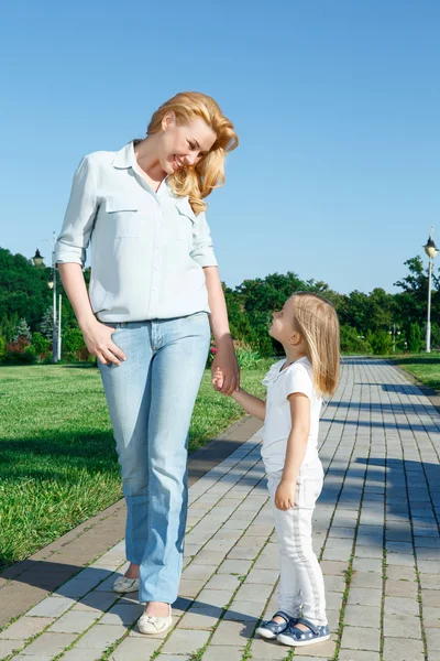 Madre e hija durante el paseo —  Fotos de Stock