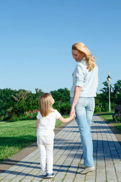 Mãe e filha durante a caminhada — Fotografia de Stock