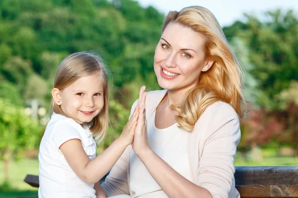 Mère et fille se touchant les mains — Photo