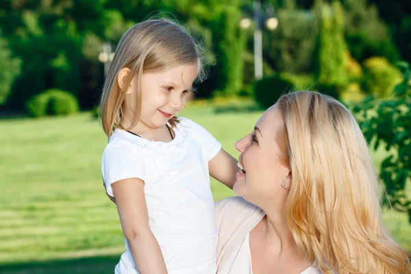 Smiling mother looking at her daughter — Stock Photo, Image