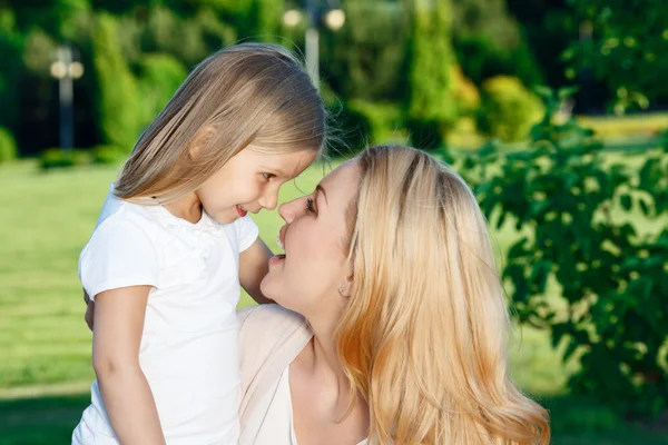 Sorridente madre guardando sua figlia — Foto Stock