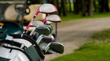 Golf ekipmanları ve golf arabası içinde fade
