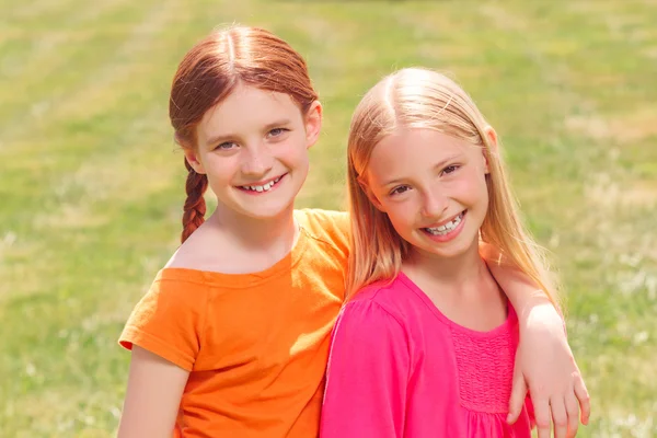 Upbeat girls bonding to each other — Stock Photo, Image