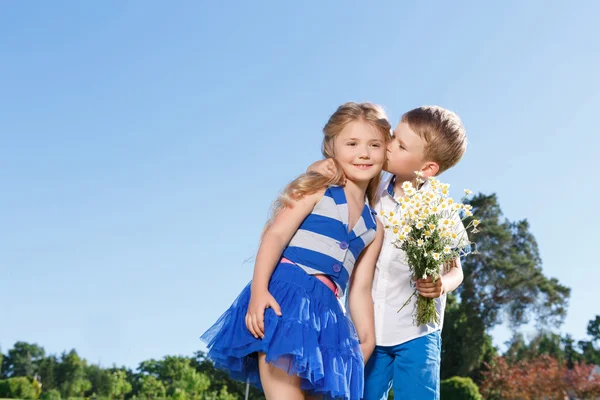 Agradable niño y niña besándose . — Foto de Stock