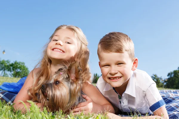 Enfants positifs jouant avec le chien — Photo