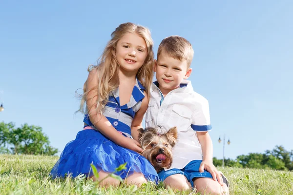 Vivace enfants s'amuser avec chien — Photo