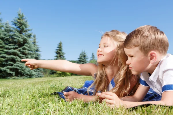 Enfants agréables regardant de côté sur la couverture — Photo