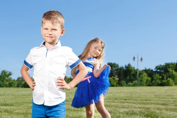 Optimistische Kinder posieren gemeinsam — Stockfoto