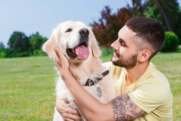 Bello ragazzo con il suo cane — Foto Stock