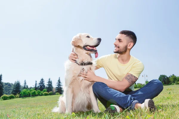 Bonito tipo com o seu cão — Fotografia de Stock