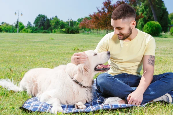 Schöner Kerl mit seinem Hund — Stockfoto