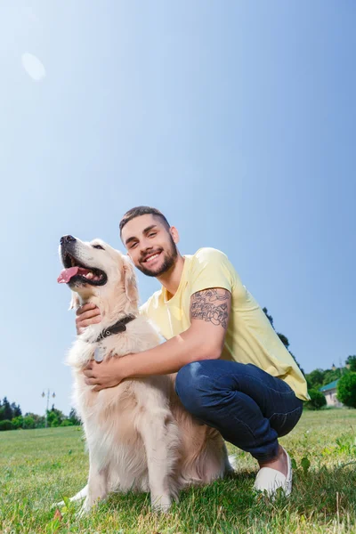 Beau mec avec son chien — Photo