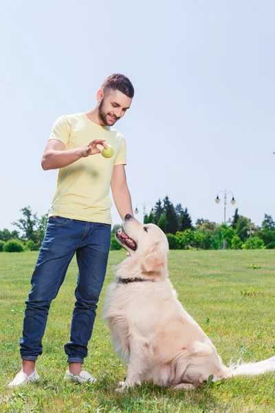 Schöner Kerl mit seinem Hund — Stockfoto