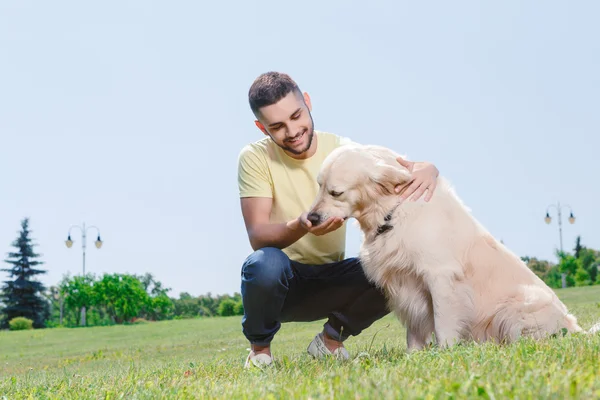 Handsome guy with his dog — Stockfoto