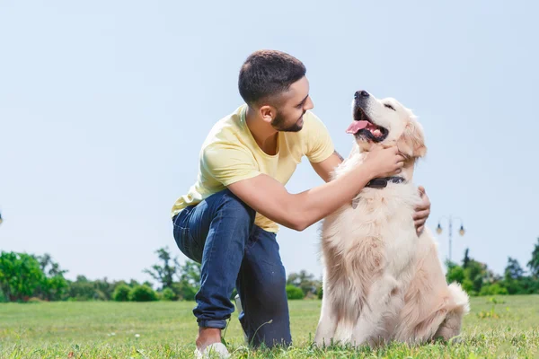 Beau mec avec son chien — Photo