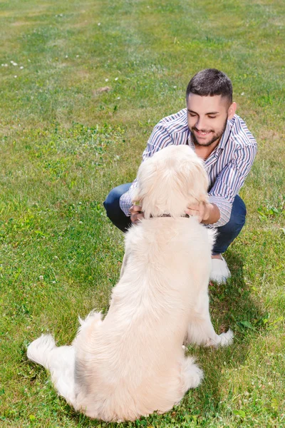 Golden retriever con il suo proprietario — Foto Stock