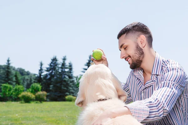 Uomo felice con il suo golden retriever — Foto Stock