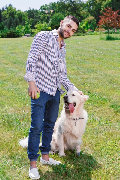 Golden retriever and his owner — Stok fotoğraf