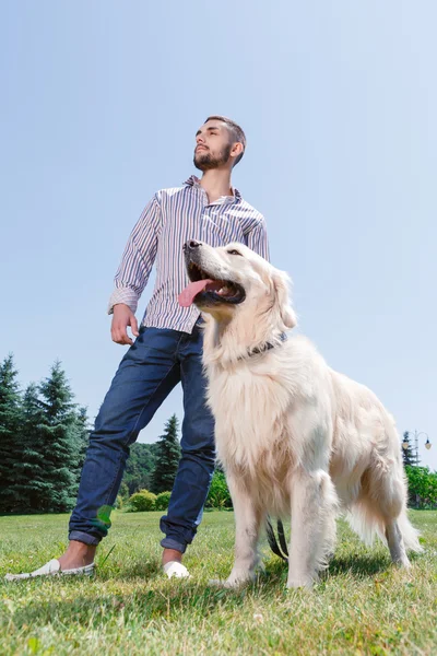 Man med sin hund i parken — Stockfoto