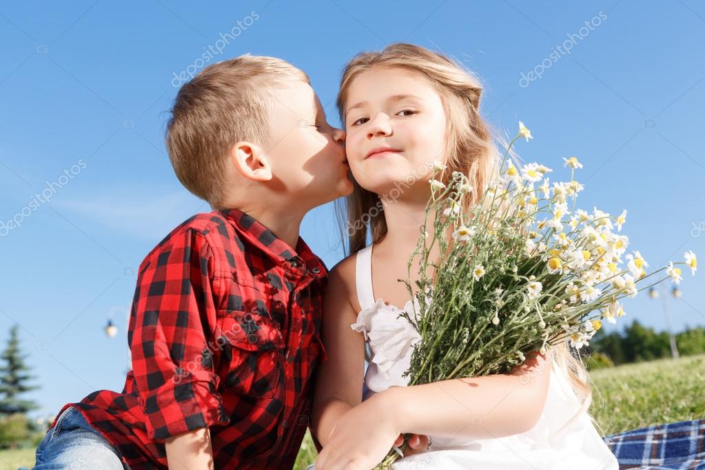 Boys kiss girls. Мальчик целует девочку. Картинка девочка целует мальчика. Девочка и мальчик стоковое фото. Семилетний мальчик целует девочку.