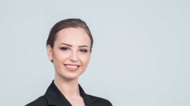 Takım elbiseli gülümseyen poz veren bayan
