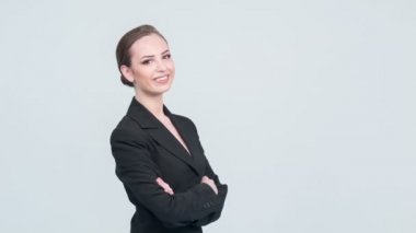 Takım elbiseli sevimli bayan poz