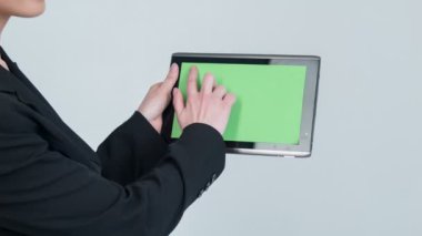 Tabletle çalışan bayanın yakın çekimi