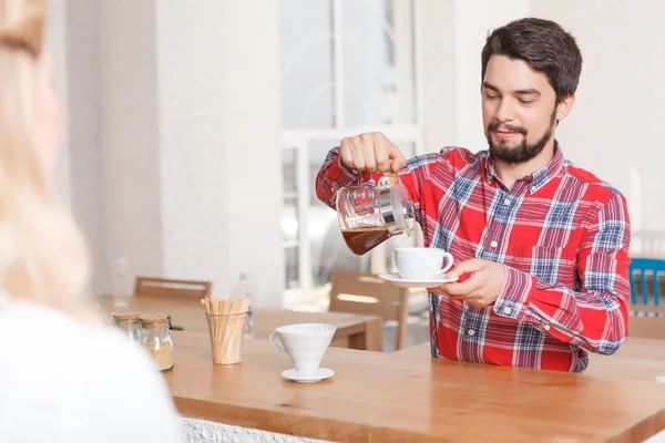 Hombre vertiendo un poco de café expreso en la cafetería —  Fotos de Stock