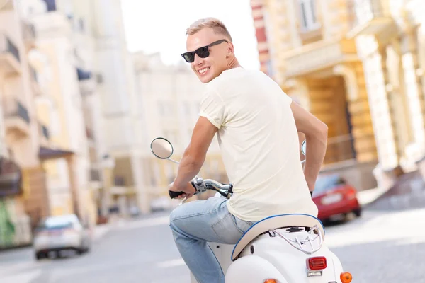 Вид сзади на человека на скутере — стоковое фото